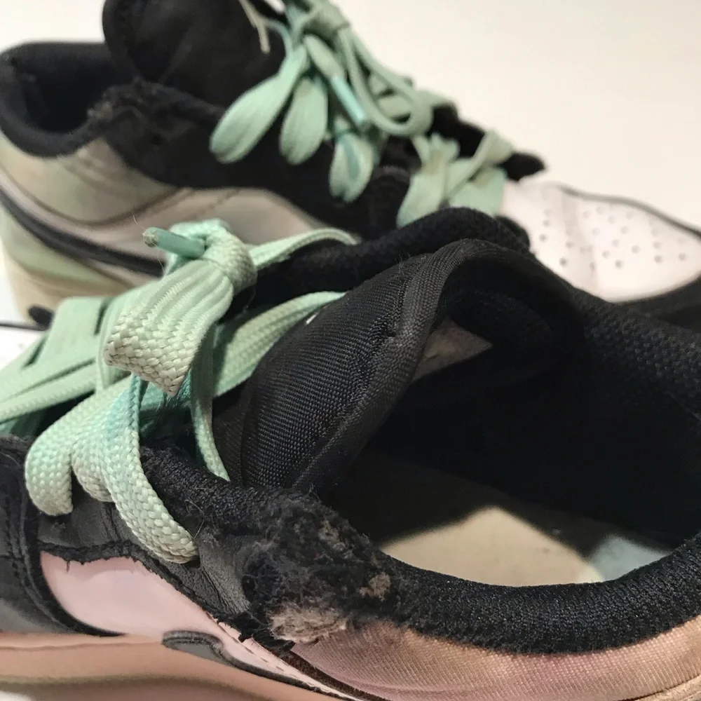 ☀️Nike Air Jordan Kid’s Black/White/Green Shoes, Size 4Y